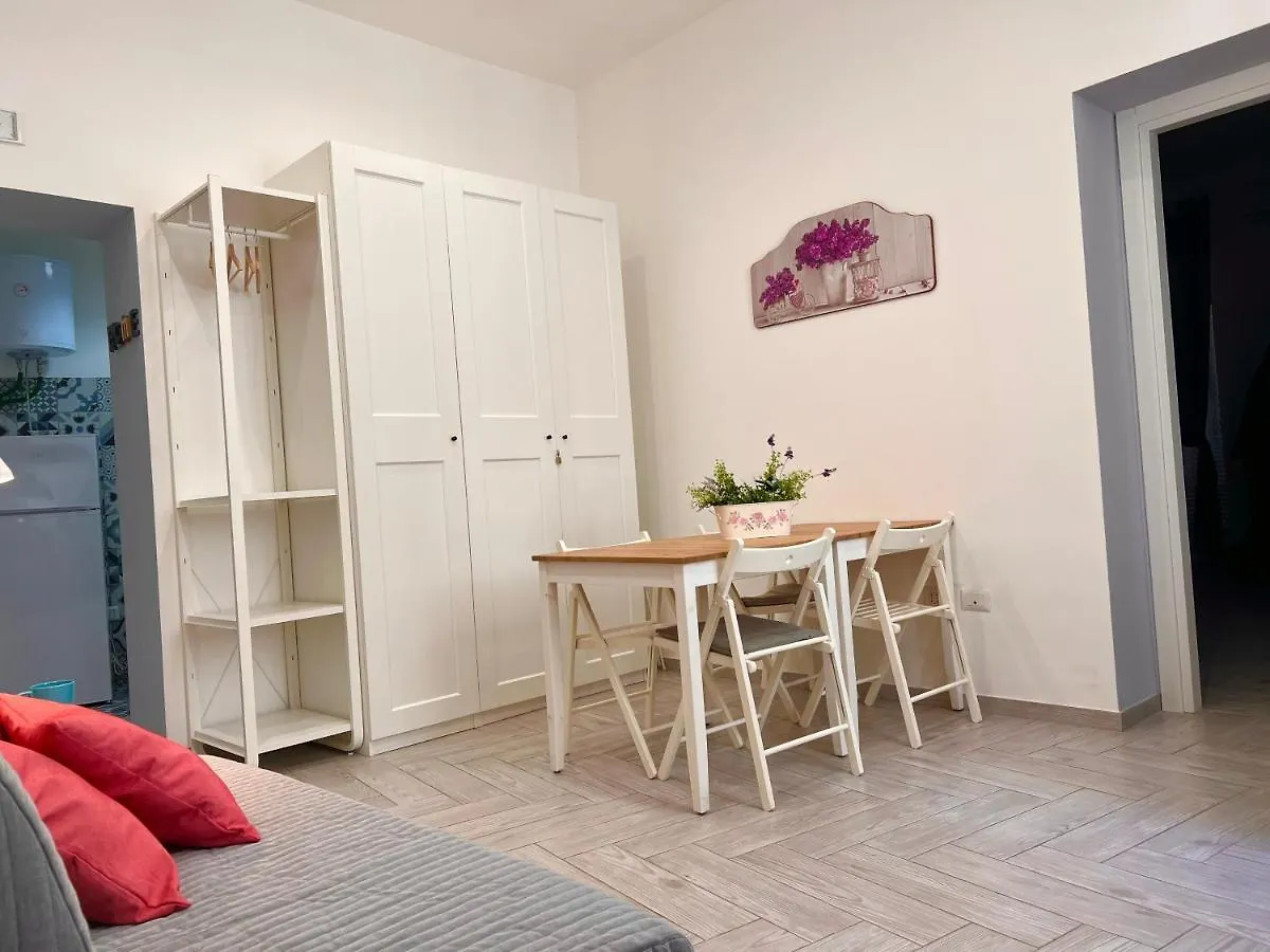 Apartment Vico Longo 25 - Ensuit Flat In The Heart Of Naples Italy